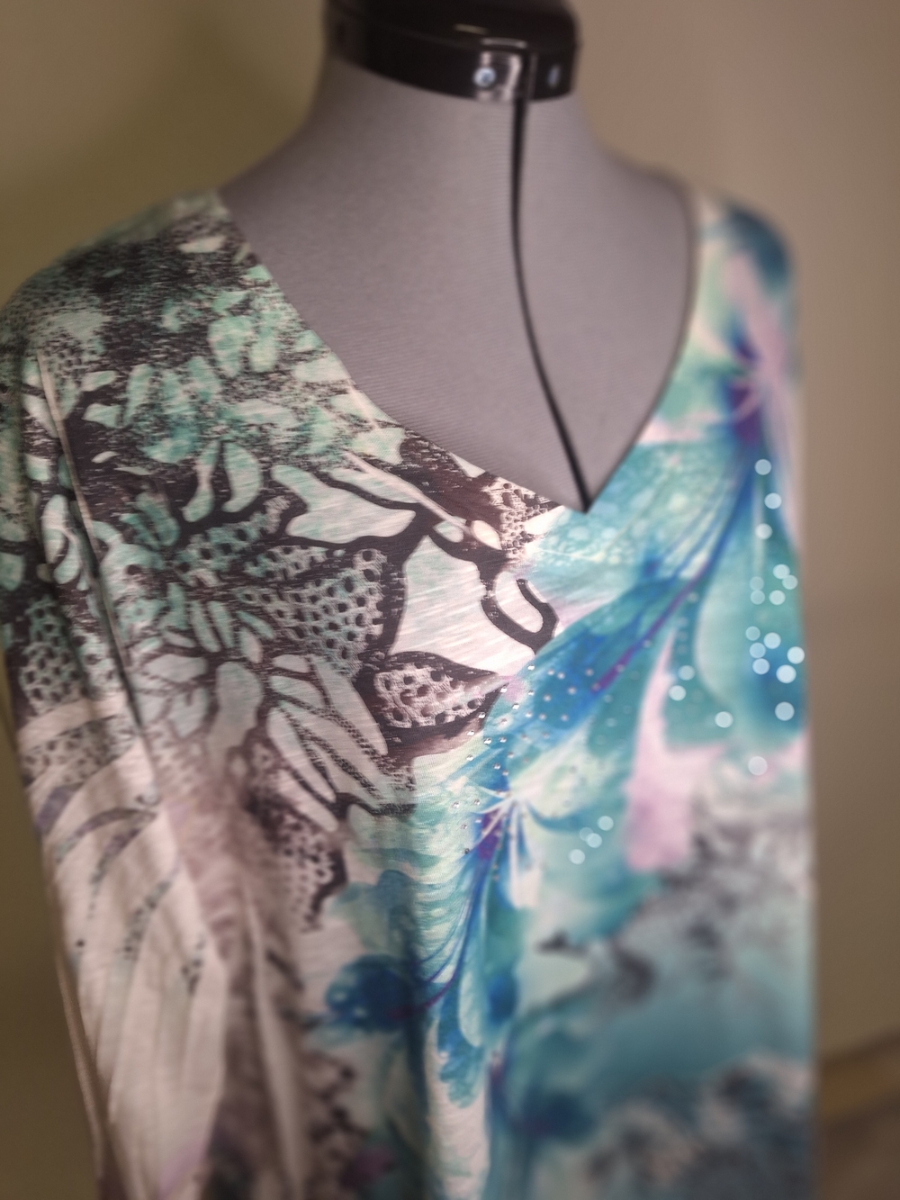 V-Neck Floral Print Women’s Top in Teal and Beige Size 24